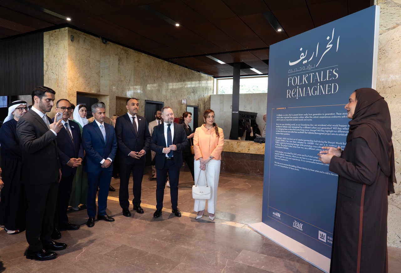 بدور القاسمي تفتتح النسخة البولندية من معرض “الخراريف برؤية جديدة” بمشاركة فنانين إماراتيين وبولنديين